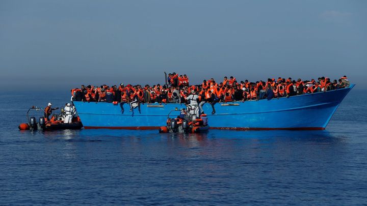 Uprchlíci čekají už dva týdny u tuniských břehů. Chtějí, aby je přijali v Evropě