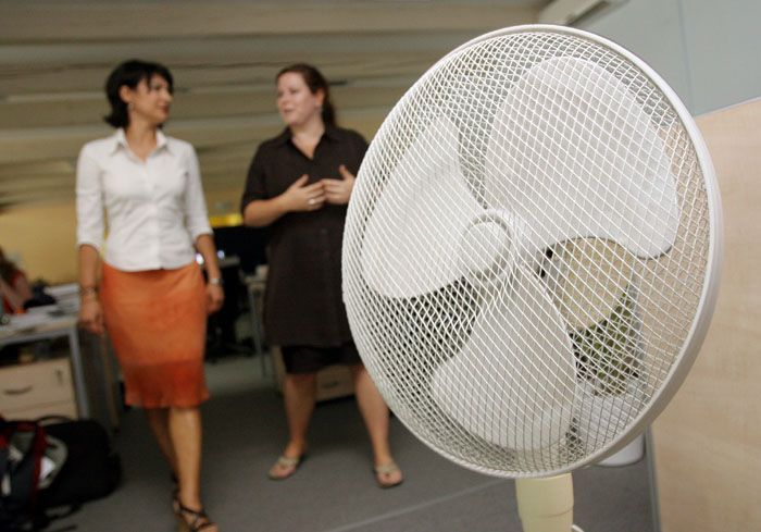 Větráky v redakci stojí, snažíme se šetřit energii a předejít dalšímu výpadku elektřiny z přetížení sítě. Šéfeditorka Simona Holecová provádí Janu Horvátovou redakčním sálem.