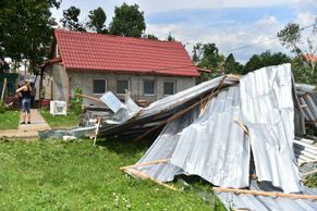 Břeclavskem se v pondělí prohnalo slabé tornádo. V Lanžhotě poškodilo zhruba 30 domů