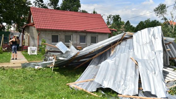 Foto: Tornádo v Lanžhotě vyvrátilo stromy a poškodilo domy. Hasiči rozebírali střechy