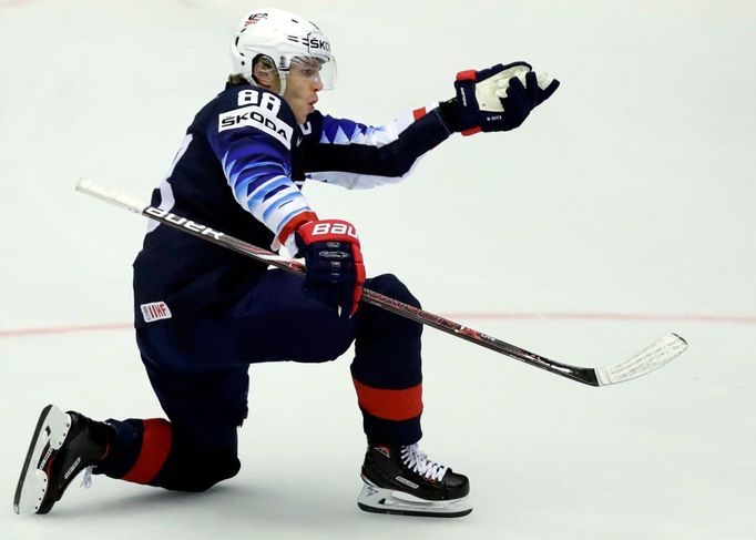 Patrick Kane slaví gól USA ve čtvrtfinále MS 2018.