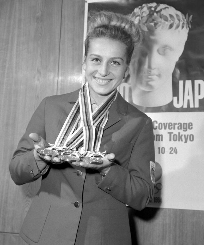 Portrét trojnásobné olympijské vítězky v gymnastice Věry Čáslavské s olympijskými medailemi z Tokia 1964.