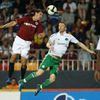 AC Sparta Praha - FC Panathinaikos: Miroslav Slepička (vlevo) a Mikael Nilsson (vpravo) při hlavičkovém soupeření o míč.
