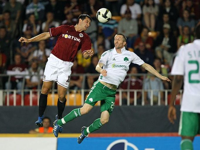 AC Sparta Praha - FC Panathinaikos: Miroslav Slepička (vlevo) a Mikael Nilsson (vpravo) při hlavičkovém soupeření o míč.