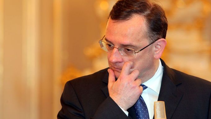 Petr Nečas při předání demise prezidentovi Miloši Zemanovi.