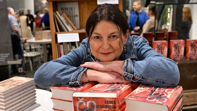 Spisovatelka Radka Denemarková v roce 2023 vydala román Čokoládová krev. Svou tvorbu letos představí v rámci Měsíce autorského čtení.