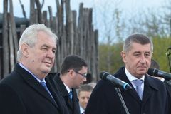 Zeman na Babišově Čapím hnízdě pokřtil klokana Bimba. Politici by si neměli hrát na soudce, řekl