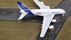 Airbus si v Paříži upiloval křídlo o budovu