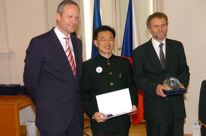 Tchajwanský autor knihy o Česku Sommer Kao je laureátem ceny Gratias Agit českého ministerstva zahraničí z roku 2006.