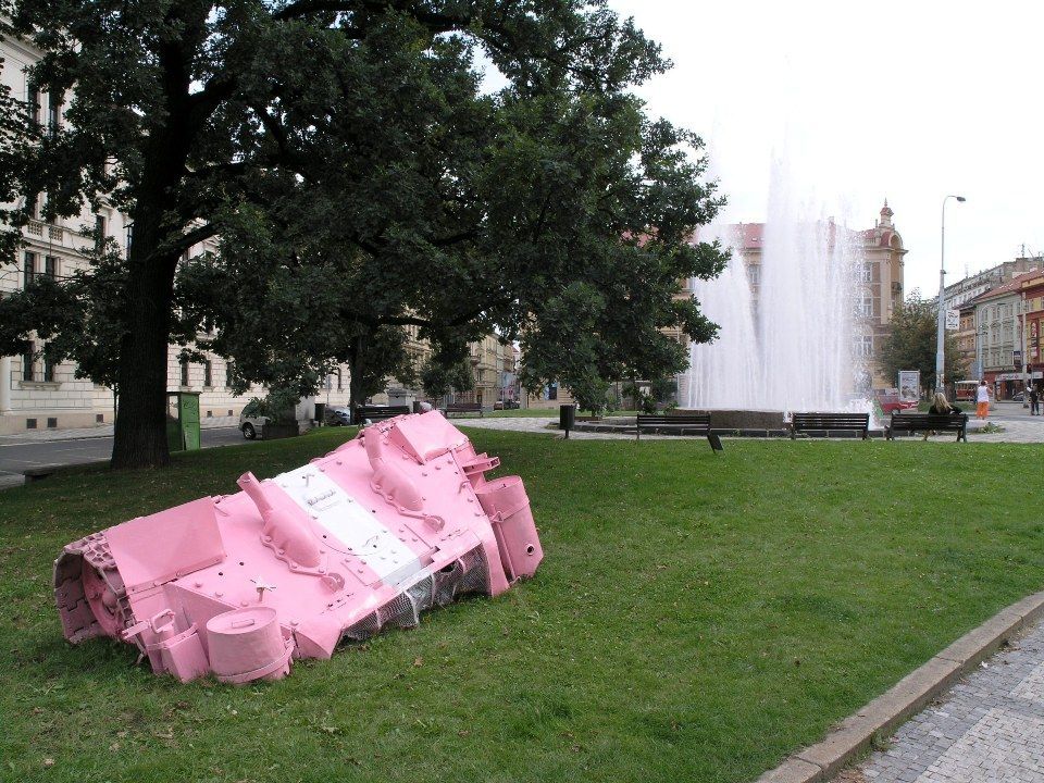 Protinávrh Jacksonova pomníku - Růžový tank