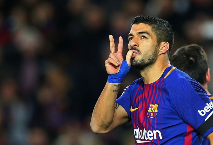 Luis Suárez se raduje z gólu Barcelony.