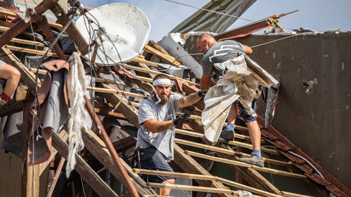 Chybí materiál i dělníci. Bojíme se, že zůstaneme bez střechy, říkají lidé po tornádu; Zdroj foto: Tomáš Škoda