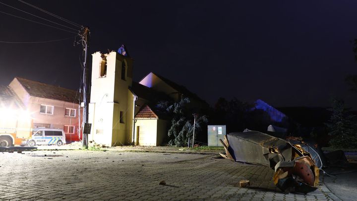 "Kus Hrušek je pryč," reagují místní na škody po tornádu. Bez střechy je i kostel; Zdroj foto: Tomáš Škoda