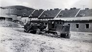 Zimní stadion mohl v Litvínově stát už po druhé světové válce, ale k realizaci nakonec došlo až v roce 1955. Stánek, který stojí dodnes, vymyslel Josef Šatný, vedoucí stavebního oddělení chemičky.