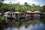 S rodinou živící se farmařením žila v jedné z komunit na ostrově Marajo, který v ústí rozděluje řeku Amazonku na dva toky. (Na snímku pobřežní komunita Santo Ezequiel Moreno.)
