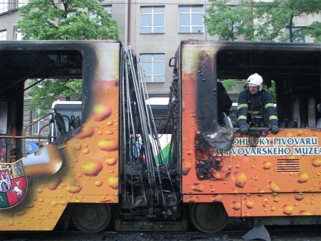 Shořelá tramvaj v Plzni