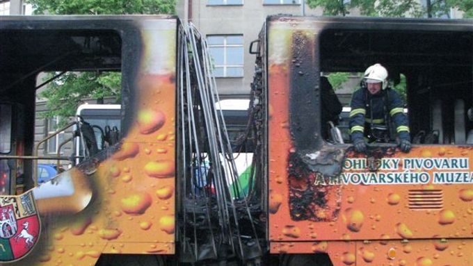 V Plzni hořela tramvaj. Podívejte se, co z ní zbylo