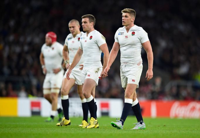 George Ford and Owen Farrell of England look dejected