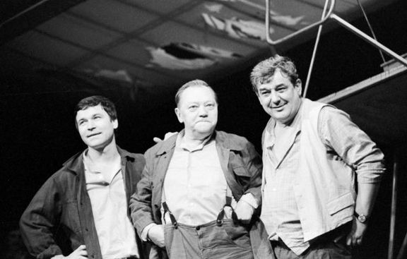 Václav Postránecký v roce 1983 na prknech Tylova divadla vedle Rudolfa Hrušinského a Josefa Vinkláře.