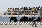 Itálie vytáhne ze dna moře vrak lodě se stovkami uprchlíků