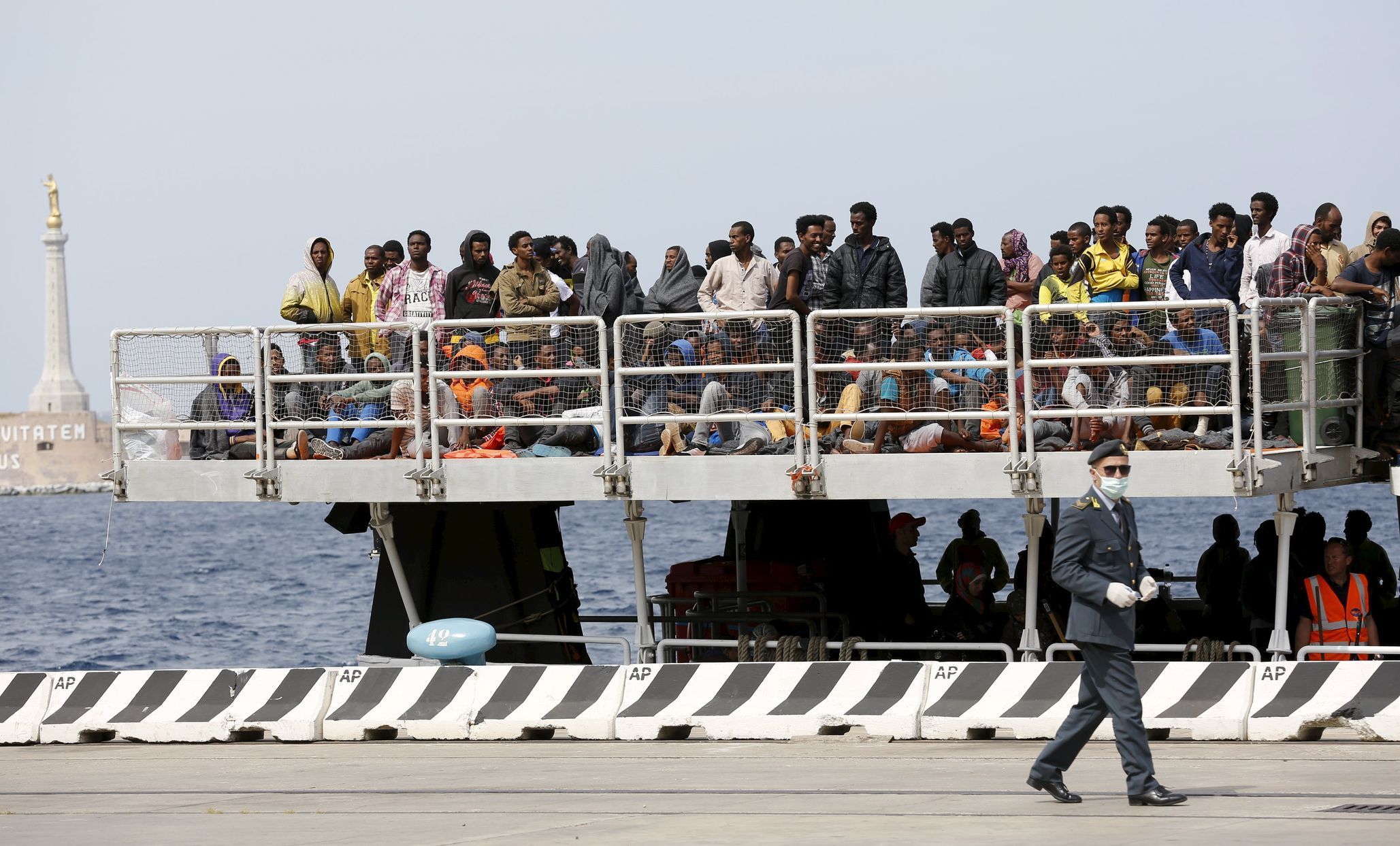Migranti v sicislkém přístavu.