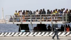 Migranti v sicislkém přístavu.