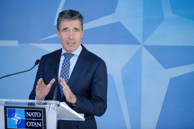 Generální tajemník NATO Anders Fogh Rasmussen oznamuje posílení vojenské přítomnosti ve východní Evropě. (16. dubna 2014)