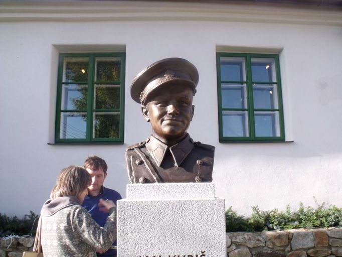 Na bustu Jana Kubiše i rekonstrukci jeho rodného domku přispěli ve veřejné sbírce lidé z celé republiky. Kubišův kamarád Alois Denemarek věnoval většinu svých úspor.