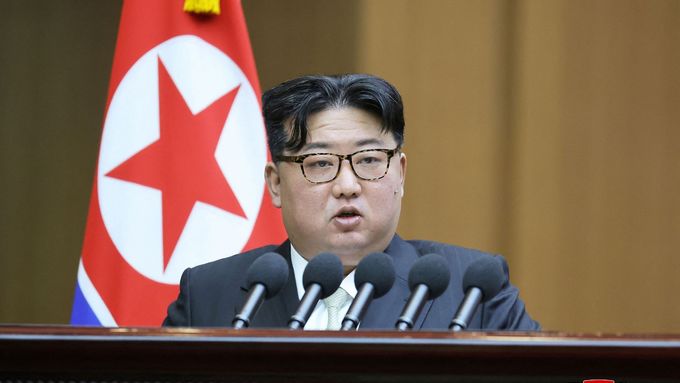 Kim parlament vyzval, aby na příštím zasedání do ústavy zanesl definici Jižní Koreje coby "nepřátelskou zemi číslo jedna"