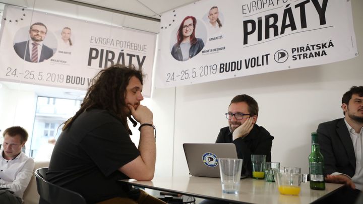Obrazem: Ve štábech se netrpělivě čeká na výsledky. Předseda pirátů zastal dýdžeje