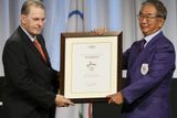 Guverner Tokia získává diplom