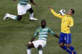 Další důkaz hrubé chyby rozhodčího: Fabianův volejbal před druhým gólem do sítě Pobřeží slonoviny.