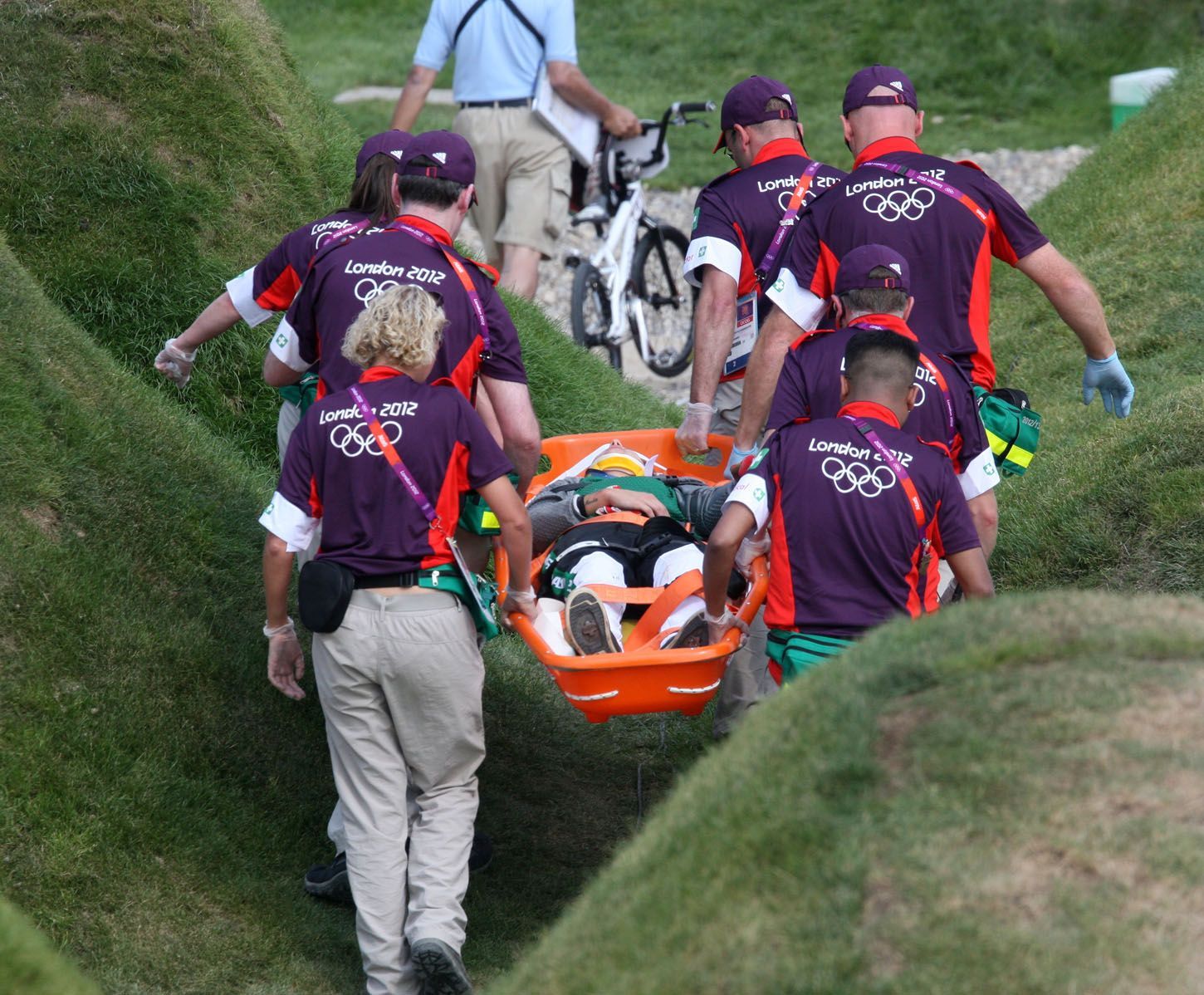 Brazilská bikrosařka Squel Steinová je po nehodě v BMX odnášena na nosítkách na OH 2012 v Londýně.