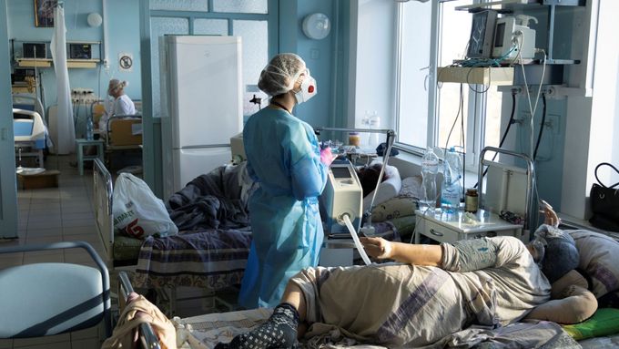 Léčba pacientů nakažených koronavirem na jednotce intenzivní péče v Kyjevě.