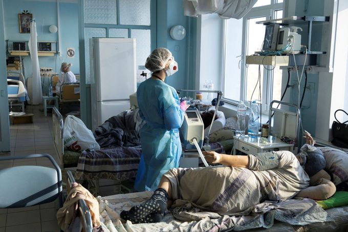 Léčba pacientů nakažených koronavirem na jednotce intenzivní péče v Kyjevě.