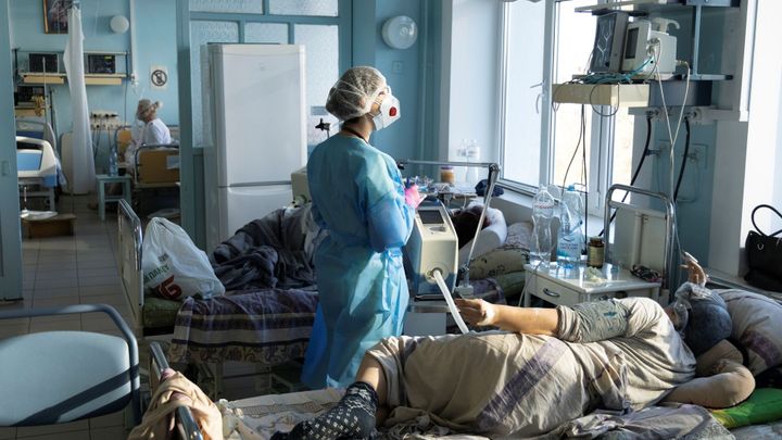 Vakcíny jsou, ale lidé váhají. Ukrajina má jen 16 procent očkovaných, umírají i mladí; Zdroj foto: Reuters