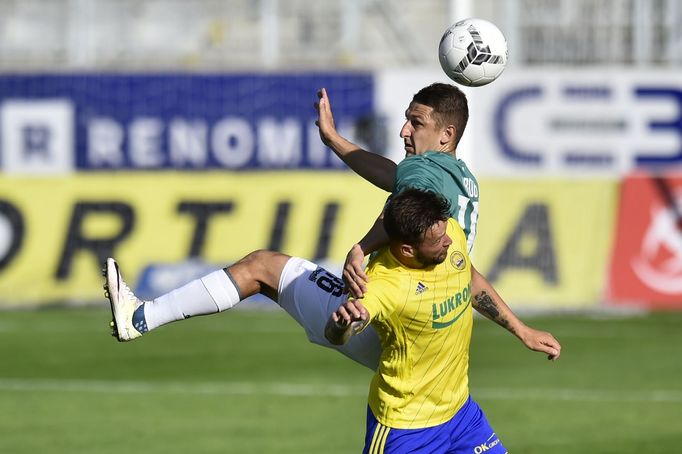 Antonin Fantiš (v popredi) ze Zlina a Jan Krob z Jablonce v zápase 25. kola prvni lígy FK Jablonec - Fastav Zlin.