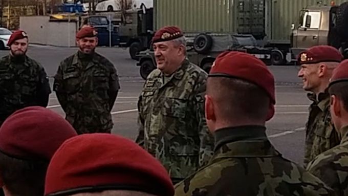 Náčelník Generálního štábu Armády ČR Aleš Opata se loučí s českými vojáky, kteří vyrážejí na Slovensko vést alianční síly rychlého nasazení.
