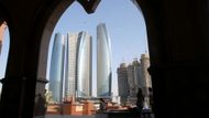 Tohle už je Abú Dhabí. Konkrétně pohled z hotelu Emirates Palace na právě dokončovaný projekt Etihad Towers, vedle kterého vyrůstá hotel Regent Emirates Pearl.