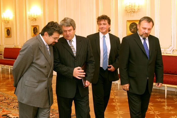 Vojtěch Filip, Jiří Dolejš a Pavel Kováčik se loučí s Jiřím Weiglem po jednání na Pražském hradě