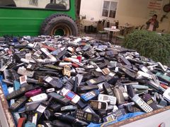 V korbě multikáry je asi 8,5 tisíc mobilů. Tolik se jich v Česku prodá za jeden a půl dne.