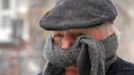 A man walks down Hanover Street with a scarf wrapped around his face in Boston, Massachusetts February 9, 2013 during a winter blizzard. REUTERS/Brian Snyder (UNITED STATES - Tags: ENVIRONMENT) Published: Úno. 9, 2013, 5:40 odp.