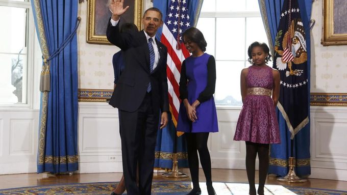 Barack Obama s dcerami Maliou (vlevo) a Sashou během druhé inaugurace.