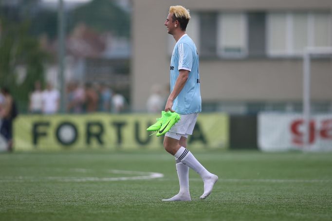 Seriálový fotbalista Julius Lavický (v podání herce Jakuba Štáfka) nastoupil za Vyšehrad na půlhodinku hry v dohráce 31. kola ČFL.