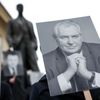 Miloš Zeman oznámil kandidaturu na prezidenta - jeho TK, aktivisté před Hradem