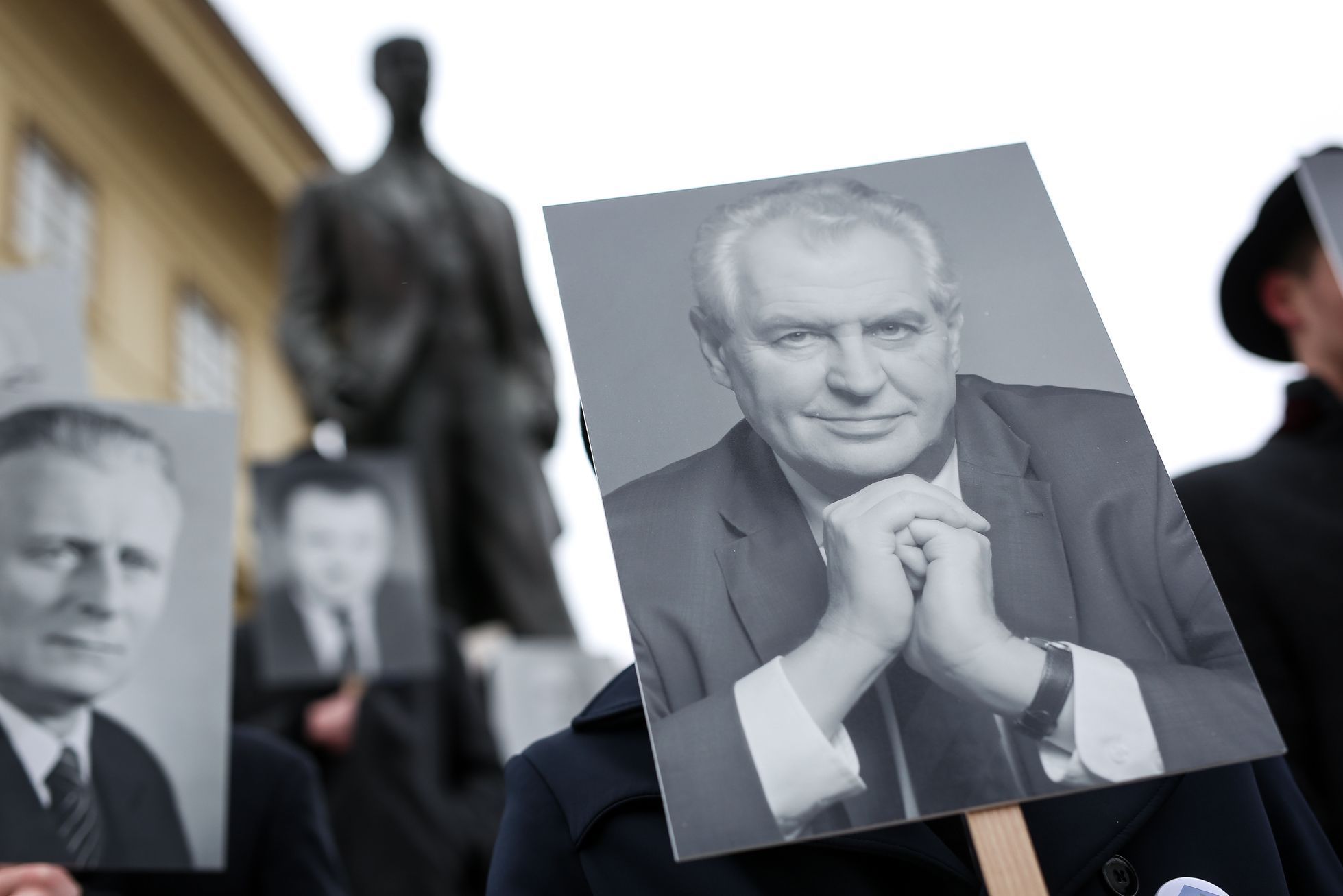Miloš Zeman oznámil kandidaturu na prezidenta - jeho TK, aktivisté před Hradem