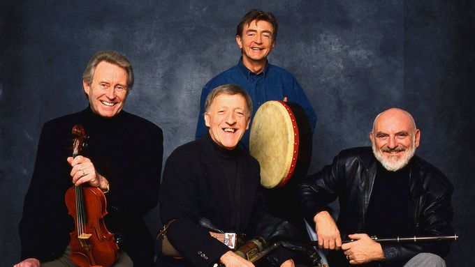 The Chieftains založil Paddy Moloney (uprostřed), až do roku 1979 se sestava proměňovala. Vlevo je Seán Keane, vpravo Matt Molloy a vzadu Kevin Conneff.