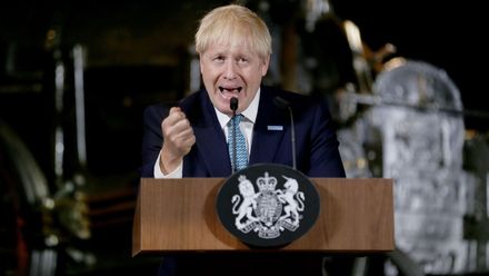 Johnson chystá znásilnění ústavy, jeho politickým nástrojem je lež, říká Houska