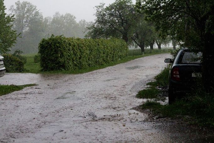 Pondělní průtrž mračen nafotil Vít Khaml v Chrastavě v Libereckém kraji.