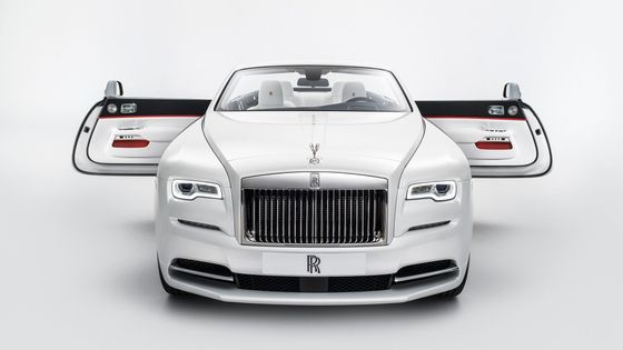 Foto: Rolls-Royce postavil přepychový kabriolet. Má ladit s luxusním oblečením jeho majitele